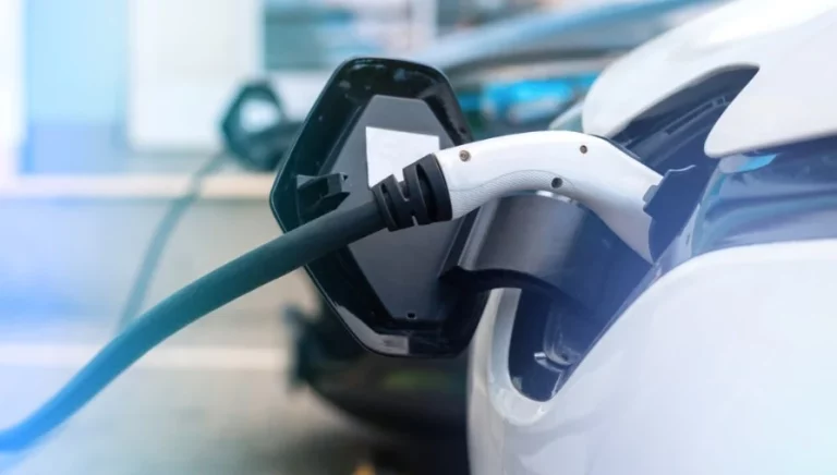 Coche eléctrico nuevo y etiquetado como ambiental en 2025