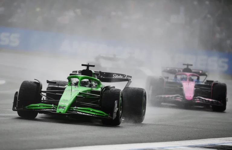 McLaren resurge entre accidentes y lluvia para dominar el Gran Premio de Gran Bretaña de Fórmula 1