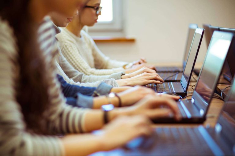 Acuerdo entre la UPV y HollyMontt para impulsar el aprendizaje práctico a través de plataformas digitales