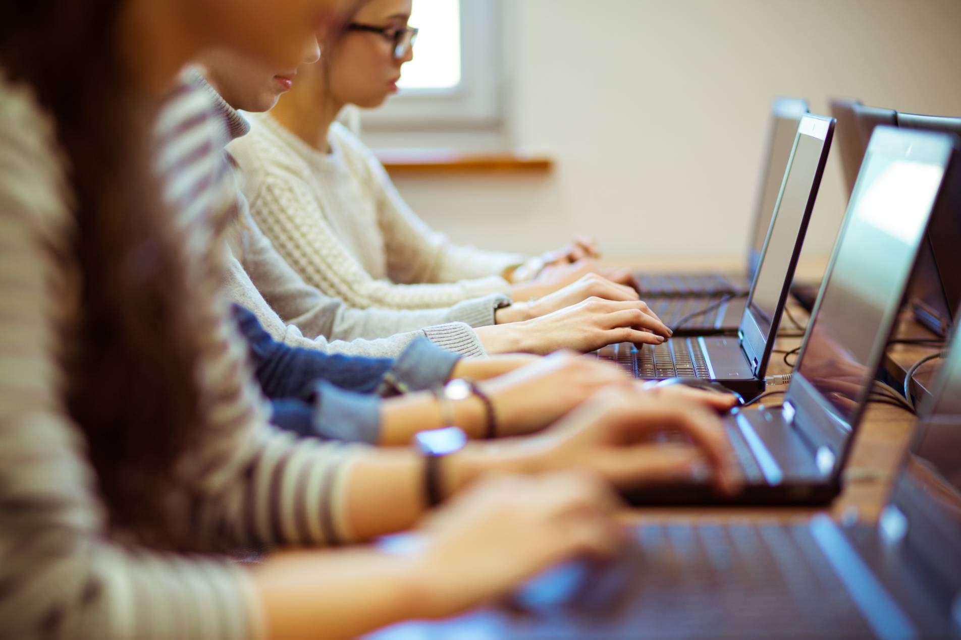 Acuerdo entre la UPV y HollyMontt para impulsar el aprendizaje práctico a través de plataformas digitales