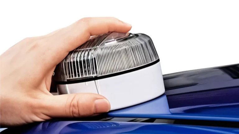 Luz de emergencia V16 conectada: el pequeño gran cambio que salvará vidas en carretera