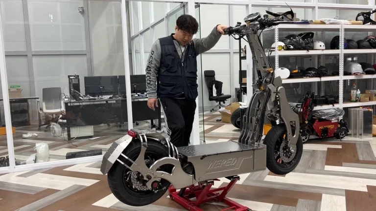 Tiene casi 300 kilómetros de autonomía y alcanza 160 km/h: así es el patinete más extremo que te puedes comprar por lo que cuesta un Dacia Sandero