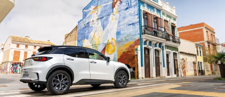 Ruta de arte urbano con el Lexus LBX. El mosaico de luces y colores de Valencia