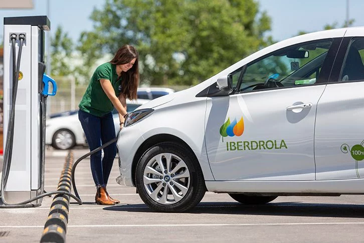 Llega el Green Renting Iberdrola con todo incluido: coche, cargador, instalación, luz, seguro y asistencia 1 Motor16 punto de recarga iberdrola