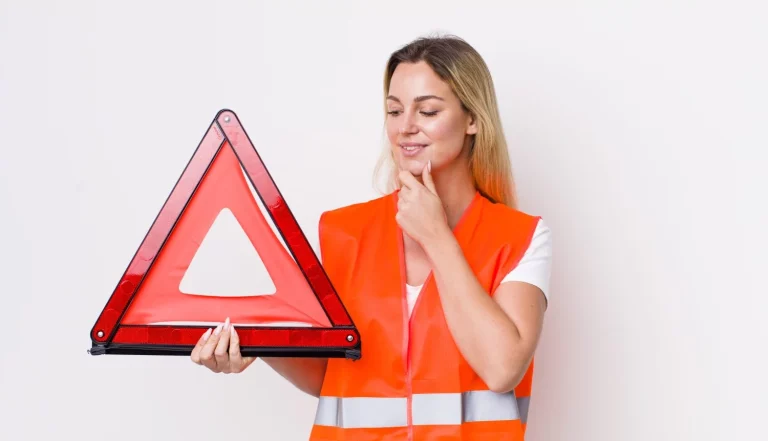 El motivo para no tirar aún los triángulos de emergencia y cambiarlos por la baliza V16: espera al 31 de diciembre