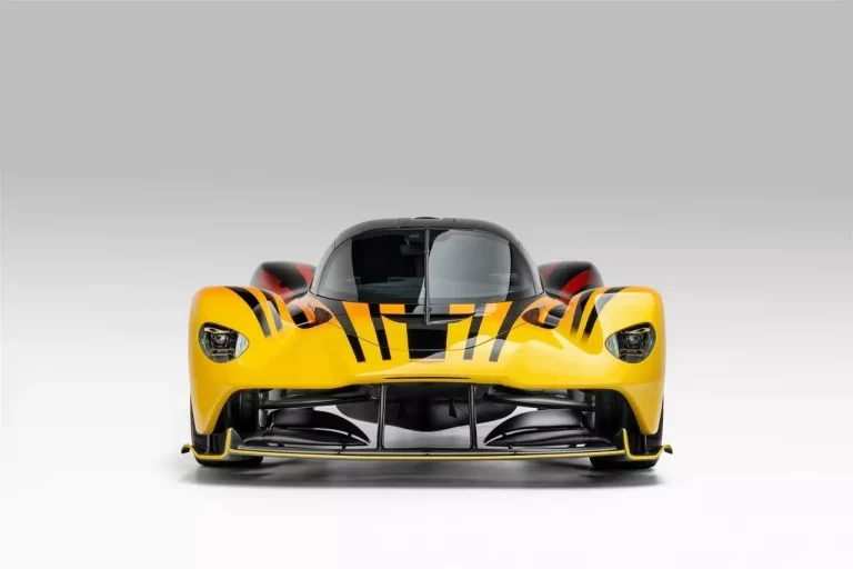 Comprar un Aston Martin Valkyrie por capricho, conducirlo 100 kilómetros y venderlo al día siguiente