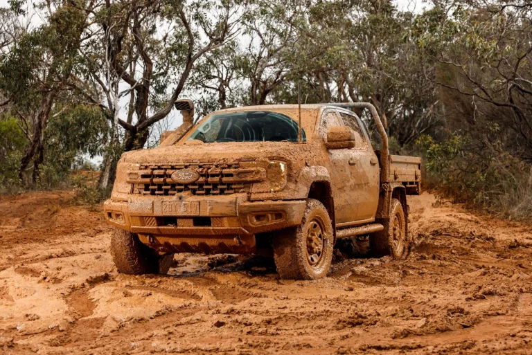 Ford le confecciona a su Ranger Super Duty un traje con 600 kilos de barro