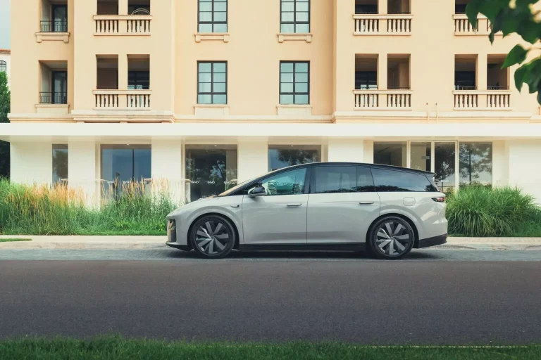 Li i8: Un Tesla Model X a precio de Tesla Model Y… con ayudas