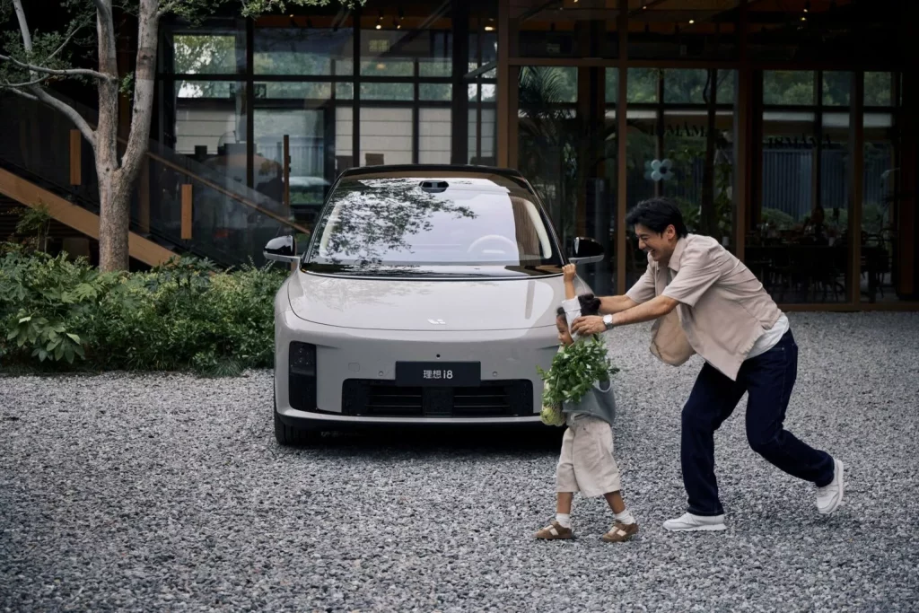 Mantenimiento de un coche híbrido: los fabricantes chinos triplican la revisión a 3 años o 30.000 km 1 Motor16 2025 Li Auto Li i8 28 Motor16