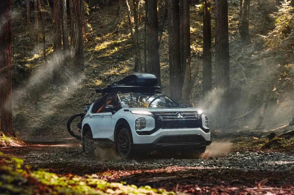 2025 Mitsubishi Outlander Trail Edition. Imagen delantera.
