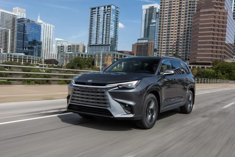 El Lexus TX se actualiza de cara a 2026… pero seguiremos sin poder catarlo