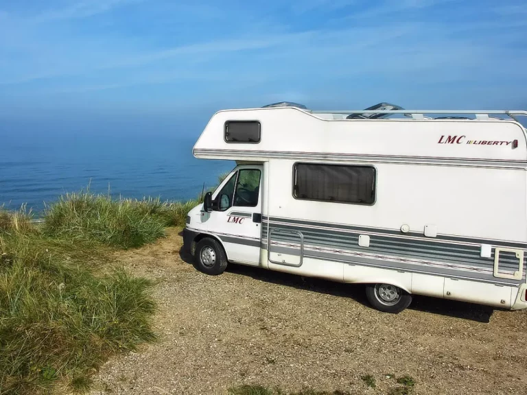 La Guardia Civil te avisa si vas en caravana: Cuidado con esto si no quieres llevarte una multa