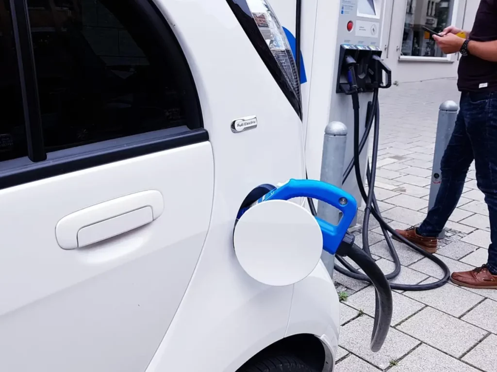 No lo dejes tirado: Amazon tiene lo que necesitas para tu coche eléctrico por menos de 6 euros 3 Motor16 Coche eléctrico cargando