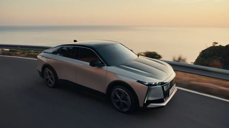 DS sorprende: lanza el nuevo N°8 con una campaña de marca más atrevida que nunca