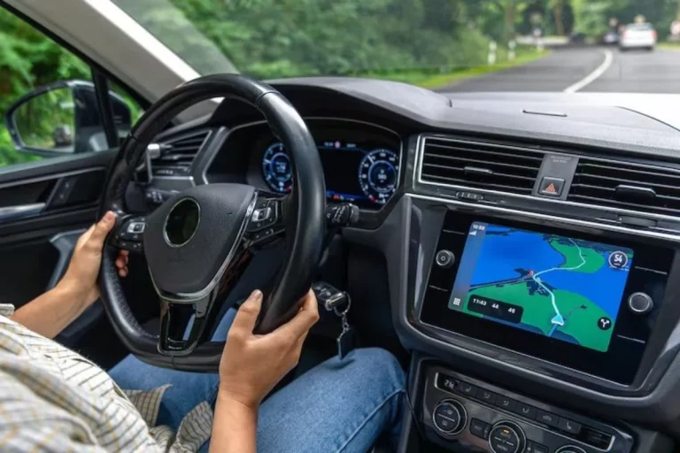 Así puedes ver en tu coche vídeos gratis, sin anuncios y sin tener que pasar por YouTube