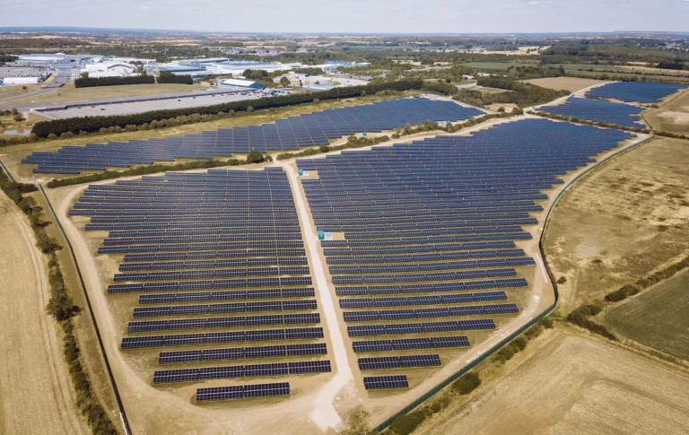 Imagina 36 campos de fútbol con paneles solares: JLR abre el mayor parque fotovoltaico automotriz del Reino Unido