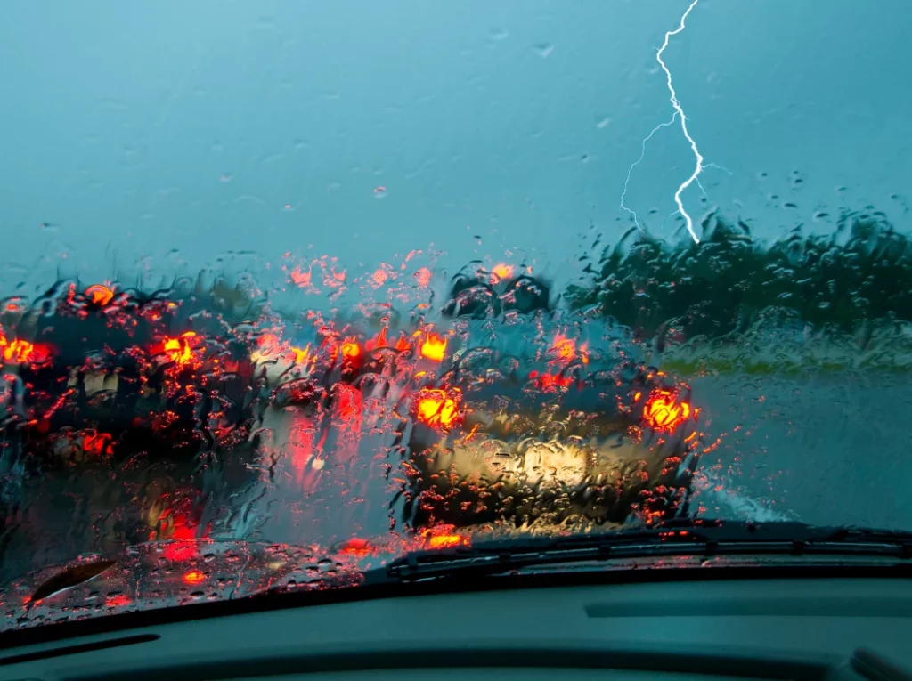 en carretera pueden surgir numerosos peligros naturales | imagen: dgt