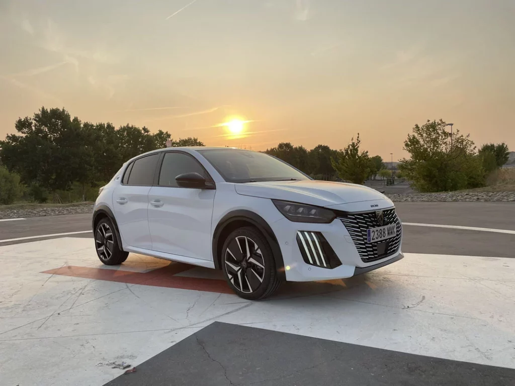 Peugeot mejora la experiencia eléctrica: servicios premium gratis durante una década 2 Motor16 PRUEBA PEUGEOT E 208 1 Motor16