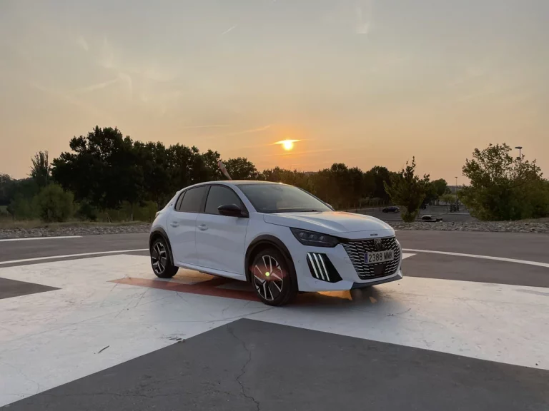 Prueba Peugeot E-208 156 CV. La experiencia es un grado