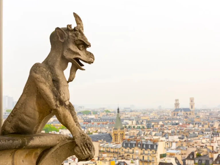 La DGT mira a París. ¿Podrían prohibirte circular con este vehículo en España?