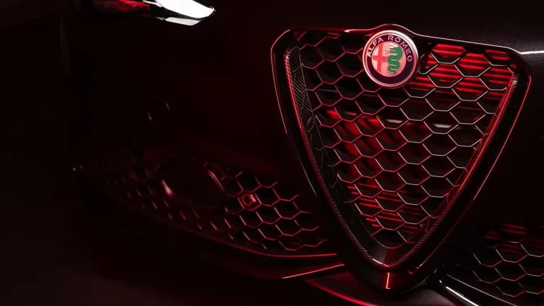 El logo de Alfa Romeo plasma 125 años de historia en un escudo