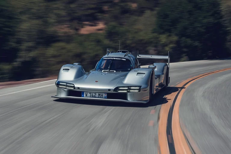 Roger Penske conduce por primera vez el Porsche 963 RSP, que lleva su nombre
