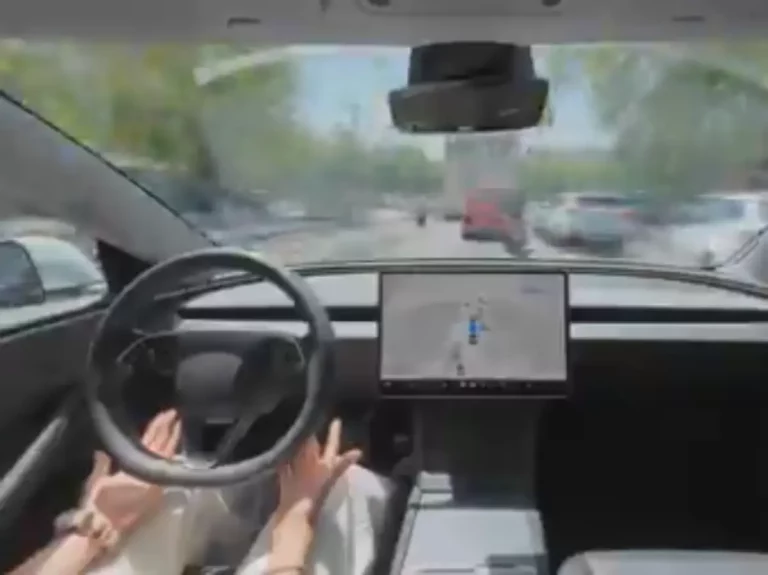 La DGT se enfada con Tesla por hacerlo sin su permiso