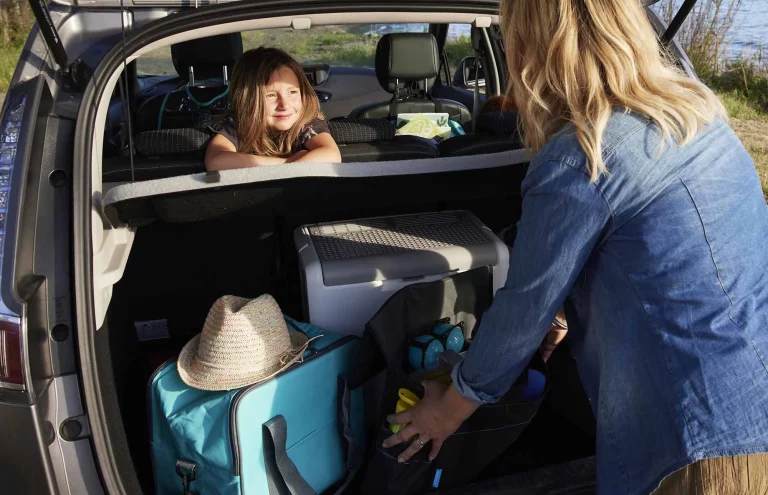 10 errores que cometes al llevar sombrillas, hamacas o tablas de surf en tu coche y por los que te pueden multar con 200 euros