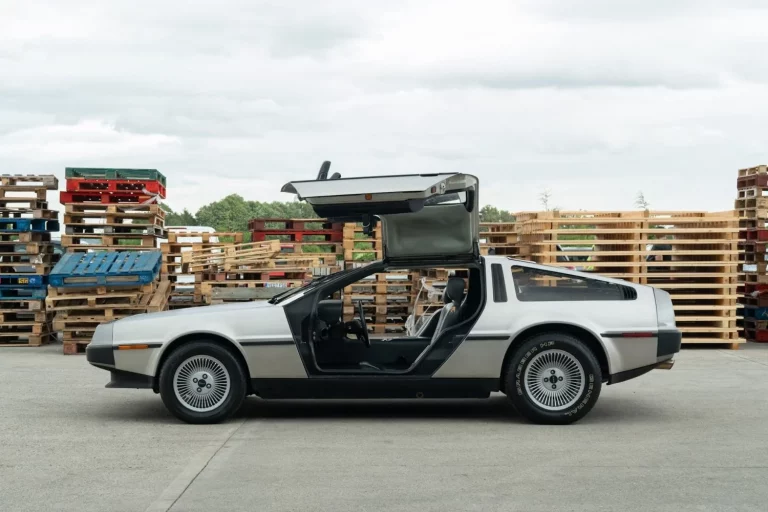 Este DeLorean DMC-12 es perfecto para celebrar el 40.º aniversario de Regreso al Futuro