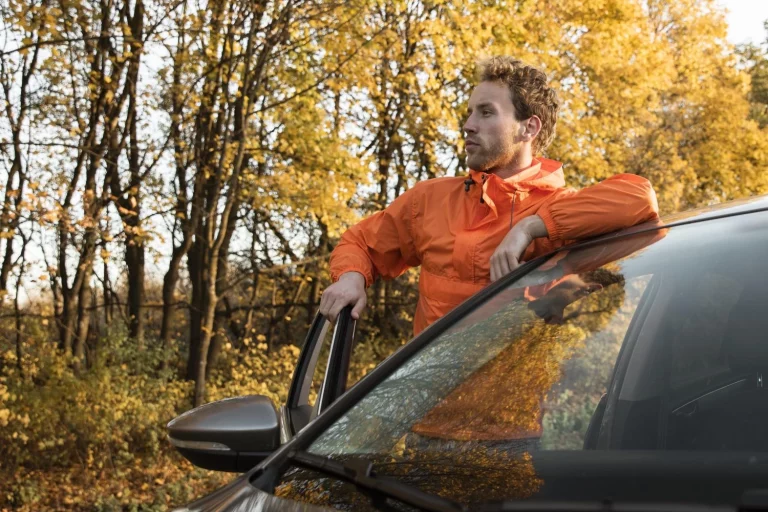 A tu coche se le acaba también el verano: así debes prepararlo para el otoño