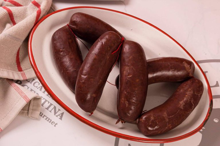 El sabor auténtico de la parrilla argentina, con una gama completa de chorizos y morcillas en Delicatessen Argentina