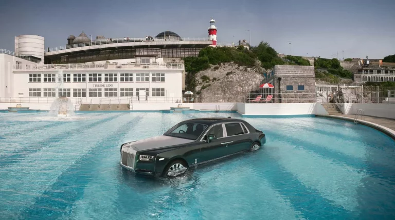 Rolls-Royce celebra 100 años del Phantom sumergiéndolo en el agua: el homenaje más inesperado de la marca británica