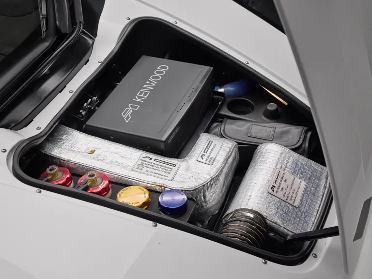 Este McLaren F1 con sangre real y siete dueños te busca: 20 millones tendrán la culpa 66 Motor16 1994 McLaren F1 RM Sothebys 17 Motor16