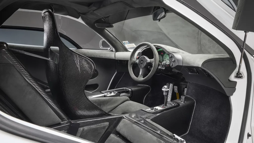 Este McLaren F1 con sangre real y siete dueños te busca: 20 millones tendrán la culpa 2 Motor16 1994 McLaren F1. RM Sotheby's. Imagen interior.