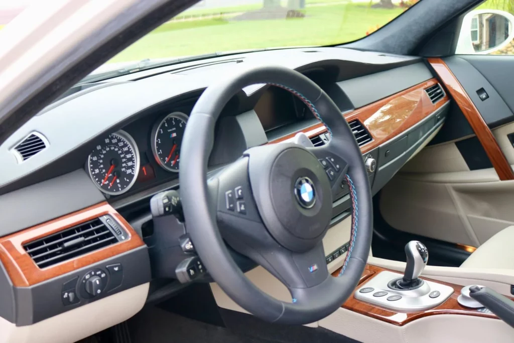 2005 BMW M5 E60 Cars&Bids. Imagen interior.