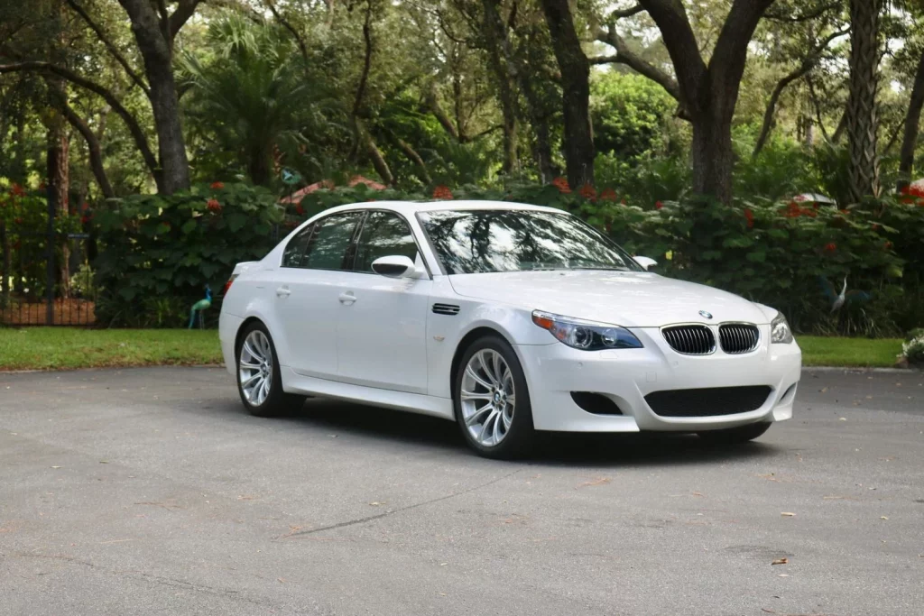2005 BMW M5 E60 Cars&Bids. Imagen delantera.