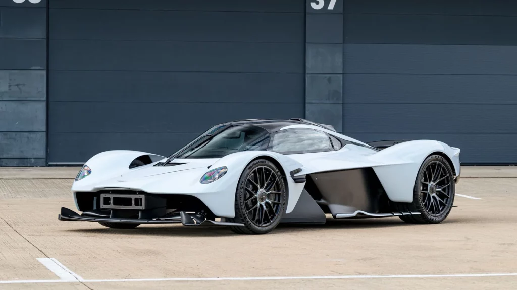 Ni con los 400.000 euros del gordo de la lotería de navidad podrás llamar a la puerta de estas marcas de coches 19 Motor16 2023 aston martin valkyrie ricciardo 49 Motor16