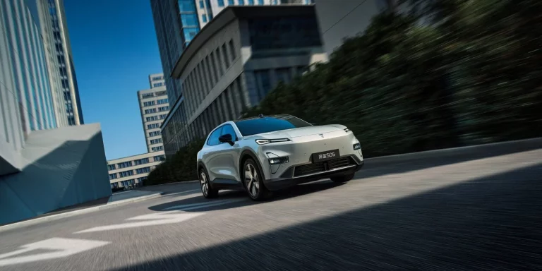 El Deepal S05 aterriza en Europa para ser 6.000 euros más barato que un Model Y