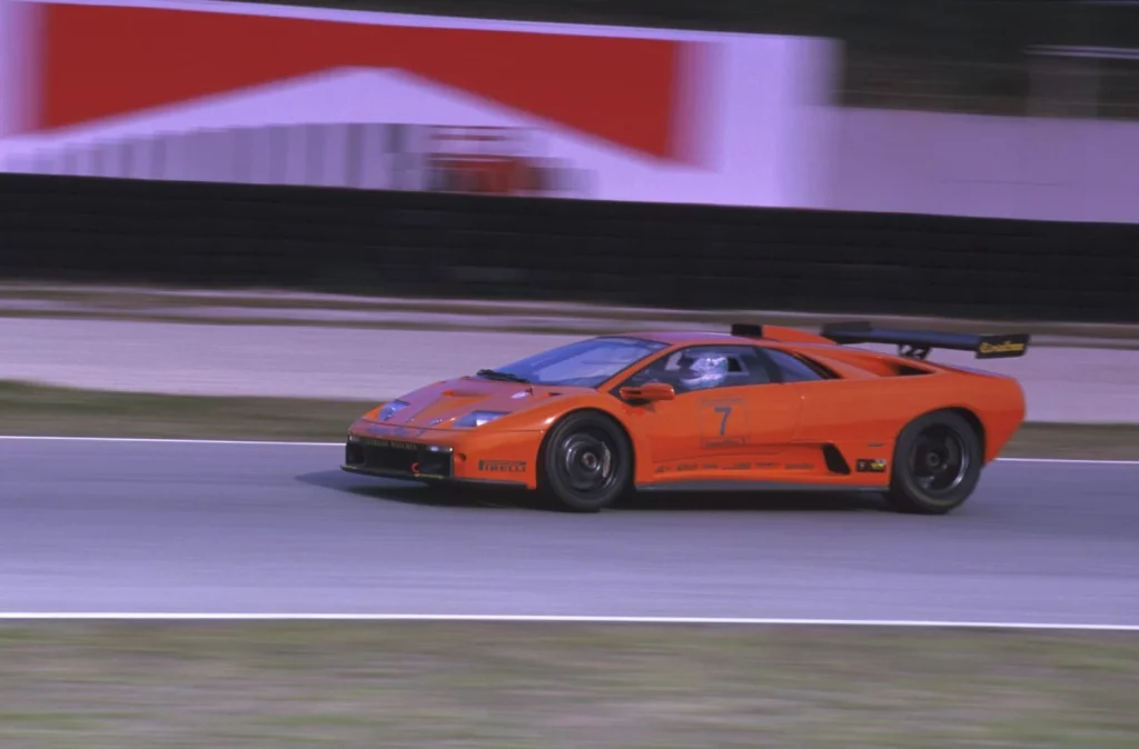 2025 Lamborghini Diablo 35 anos 39 Motor16