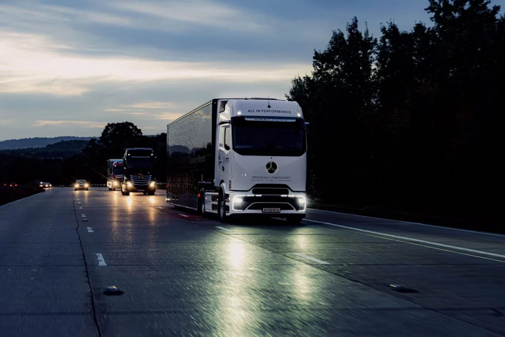 2025 Mercedes-AMG Petronas F1. eActros 600. Imagen movimiento.