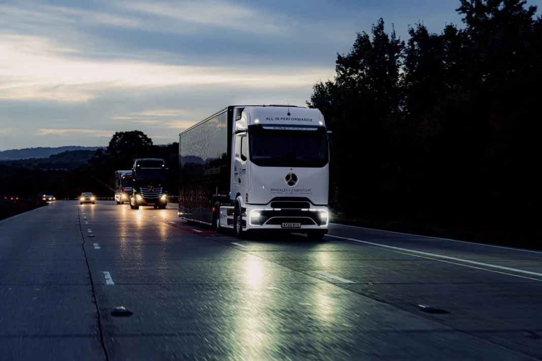 2025 Mercedes-AMG Petronas F1. eActros 600. Imagen movimiento.
