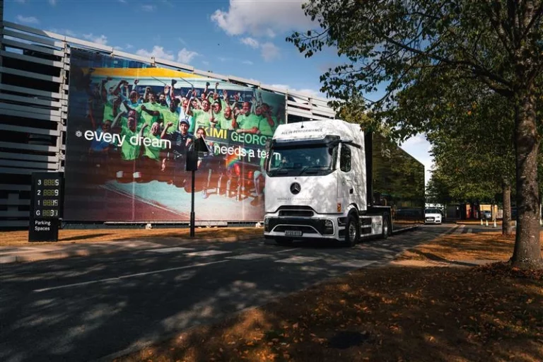 El equipo Mercedes-AMG PETRONAS F1 se mueve en camiones 100% eléctricos