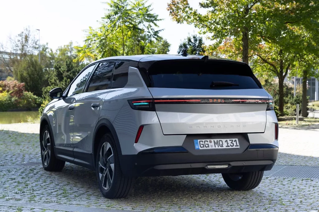 Gama Opel SUV 2026: Apuesta por la electromovilidad 7 Motor16 2025 Opel Grandland Autónomo. Imagen trasera.