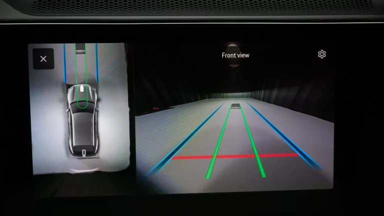 Carga inalámbrica para coche eléctrico: el Porsche Cayenne Electric estrena 11 kW