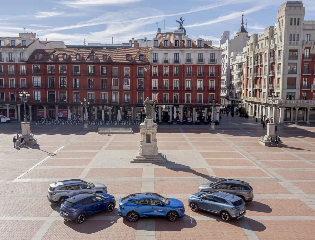 Los coches 'made in Spain' de Renault en los que viajan las estrellas de la Seminci 4 Motor16 2025 Renault SEMINCI Valladolid. Imagen portada.