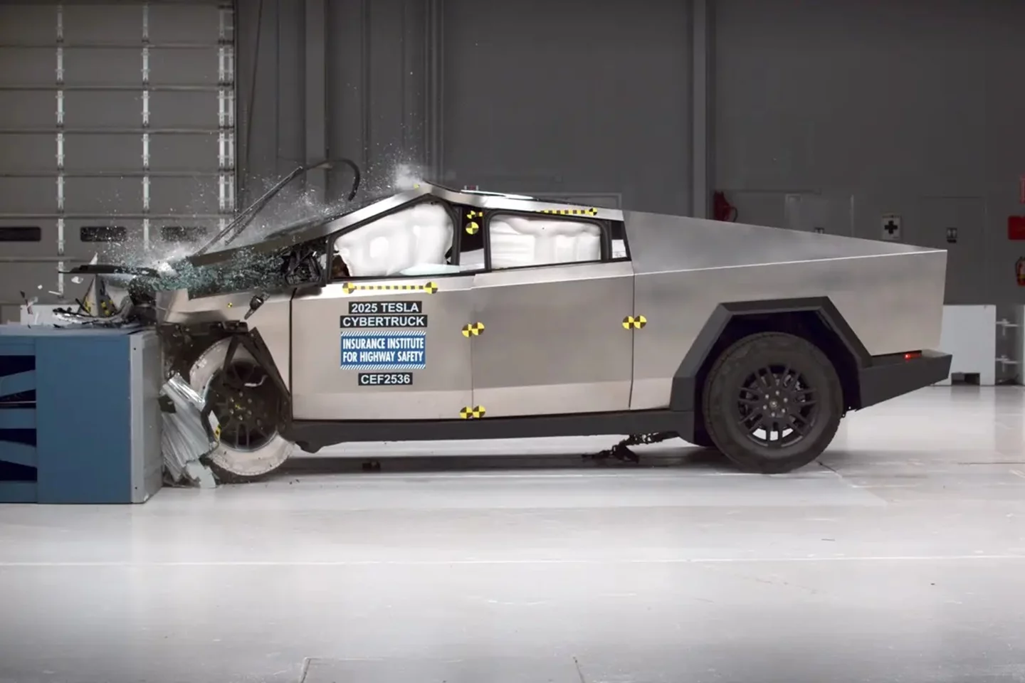 2025 Tesla Cybertruck. IIHS. Imagen portada.