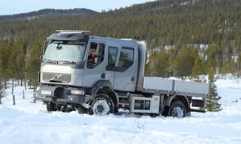 Volvo tiene un camión indestructible y capaz de llevarte al fin del mundo: El FL 4×4