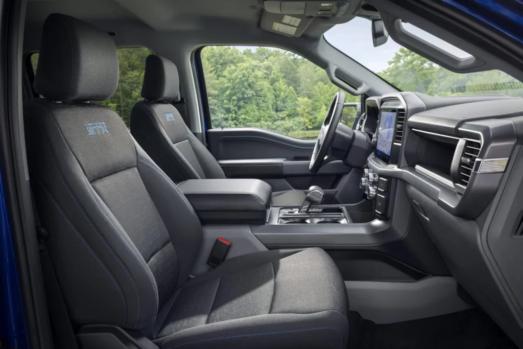 Ford equipa su pick-up eléctrico de 30.000 dólares con Apple Maps integrado 1 Motor16 2025 Ford F-150 Lightning STX. Imagen interior.