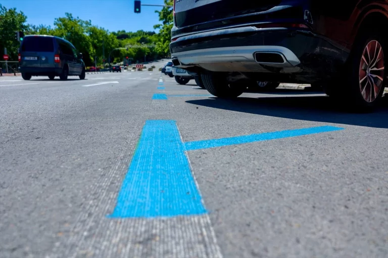 Aparcar un coche ECO o CERO en la calle: en algunas ciudades sale gratis