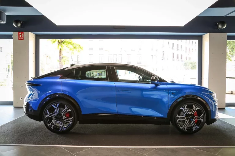 El Alpine A390 llega a España: el fastback eléctrico ya puede verse en exclusiva días antes de la apertura de pedidos